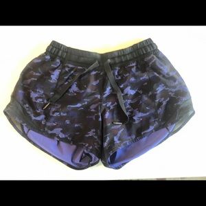 EUC Lululemon Hotty Hot Short Long (4”) size 4
